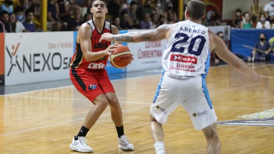 Básquet: el paranaense Matías Solanas anotó un triple de aro a aro en la Liga Nacional Básquet: el paranaense Matías Solanas anotó un triple de aro a aro en la Liga Nacional