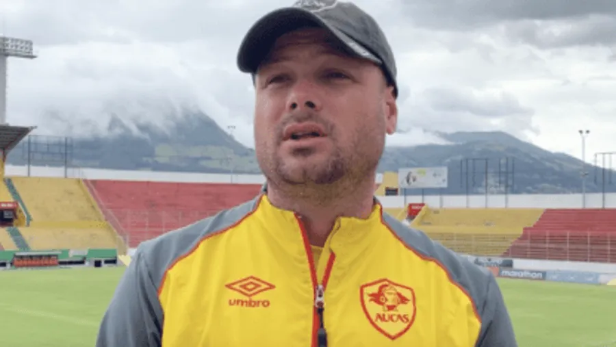 Maximiliano Villafañe “Me declaro admirador de Heinze”, sostuvo el DT de Aucas