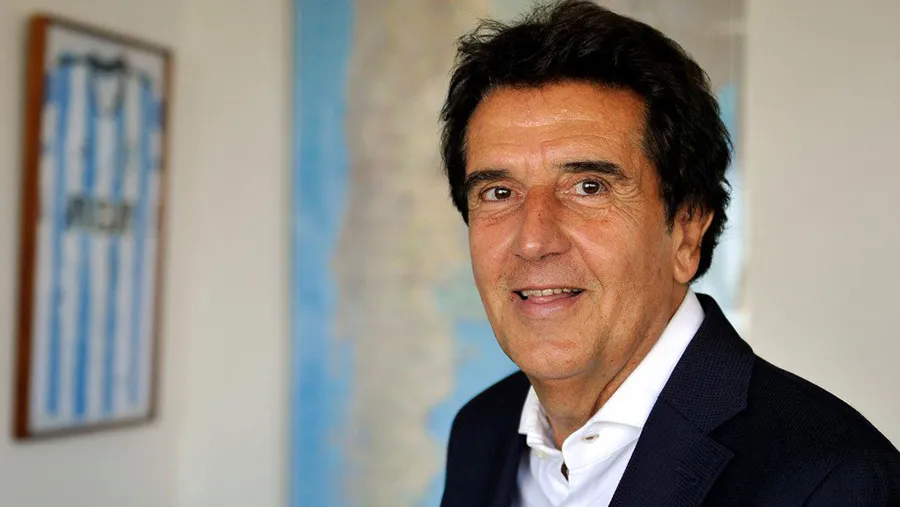 “No soy un quejoso del tamaño del gasto público, pero sí hay que hallar como financiarlo”, dice Carlos Melconian, en su oficina, rodeado de dos camisetas de Racing Club (del que es hincha) y un mapa de la Argentina. “No soy un quejoso del tamaño del gasto público, pero sí hay que hallar como financiarlo”, dice Carlos Melconian, en su oficina, rodeado de dos camisetas de Racing Club (del que es hincha) y un mapa de la Argentina.