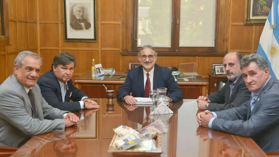 La Mesa de Enlace posterga un paro tras abrir una negociación con Basterra La Mesa de Enlace posterga un paro tras abrir una negociación con Basterra