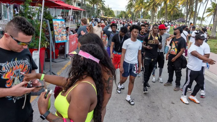 Jóvenes caminan por las calles de Miami Jóvenes caminan por las calles de Miami
