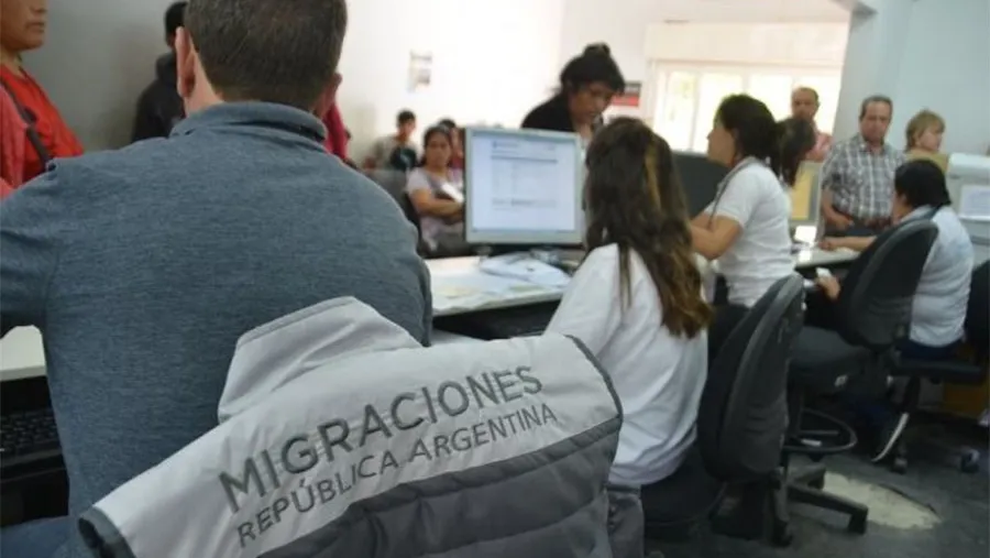 A través de Migraciones, el Ministerio de Interior, les hizo llegar a las autoridades de las 23 provincias y de la Ciudad de Buenos Aires el listado completo de los argentinos que regresaron de las zonas de riesgo de coronavirus para que se les controle la cuarenta, casa por casa. A través de Migraciones, el Ministerio de Interior, les hizo llegar a las autoridades de las 23 provincias y de la Ciudad de Buenos Aires el listado completo de los argentinos que regresaron de las zonas de riesgo de coronavirus para que se les controle la cuarenta, casa por casa.