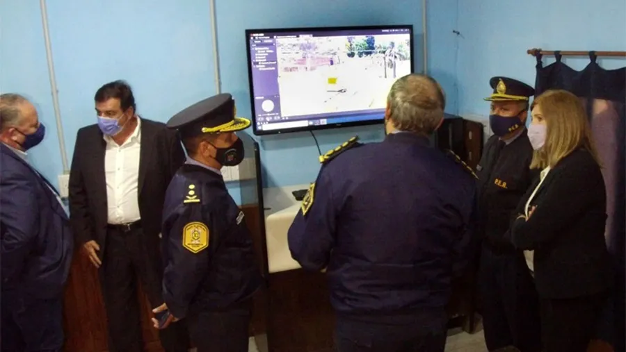 La ministra de Gobierno y Justicia, Rosario Romero y el Jefe de Policía, comisario general Gustavo Maslein recorrieron los centros de monitoreo de Colón y Pueblo Liebig. La ministra de Gobierno y Justicia, Rosario Romero y el Jefe de Policía, comisario general Gustavo Maslein recorrieron los centros de monitoreo de Colón y Pueblo Liebig.
