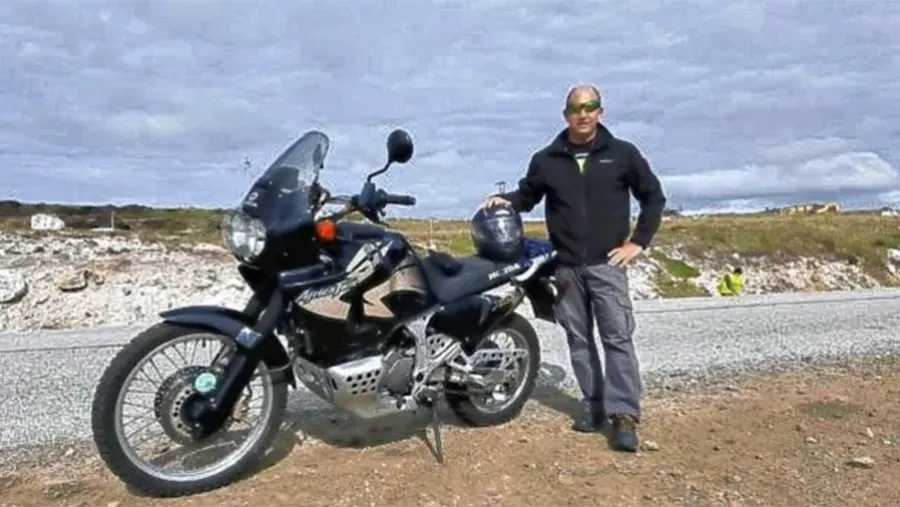 Una moto de diseño atractivo expone el absurdo de una frontera inexistente. Foto gentileza diario La Gaceta. Una moto de diseño atractivo expone el absurdo de una frontera inexistente. Foto gentileza diario La Gaceta.