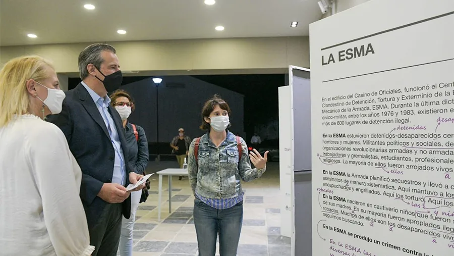 La muestra instalada en el Centro Provincial de Convenciones de Paraná, recopila testimonios de quienes estuvieron privadas de su libertad en la Escuela de Mecánica de la Armada durante la última dictadura cívico militar. La muestra instalada en el Centro Provincial de Convenciones de Paraná, recopila testimonios de quienes estuvieron privadas de su libertad en la Escuela de Mecánica de la Armada durante la última dictadura cívico militar.