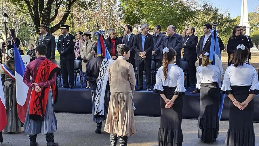 El acto protocolar se realizó en la plaza Urquiza. El acto protocolar se realizó en la plaza Urquiza.