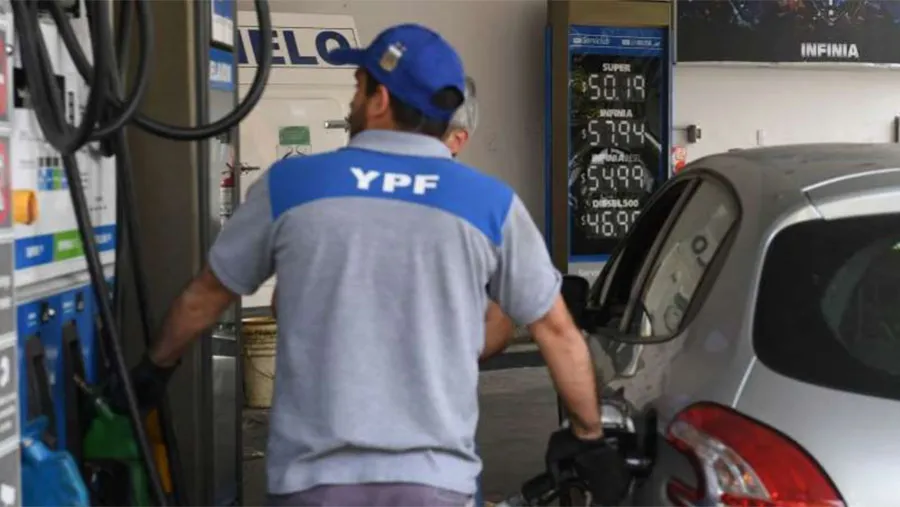 A partir de esta medianoche, las petroleras aumentarían los combustibles entre 5 por ciento y 6 por ciento. A partir de esta medianoche, las petroleras aumentarían los combustibles entre 5 por ciento y 6 por ciento.