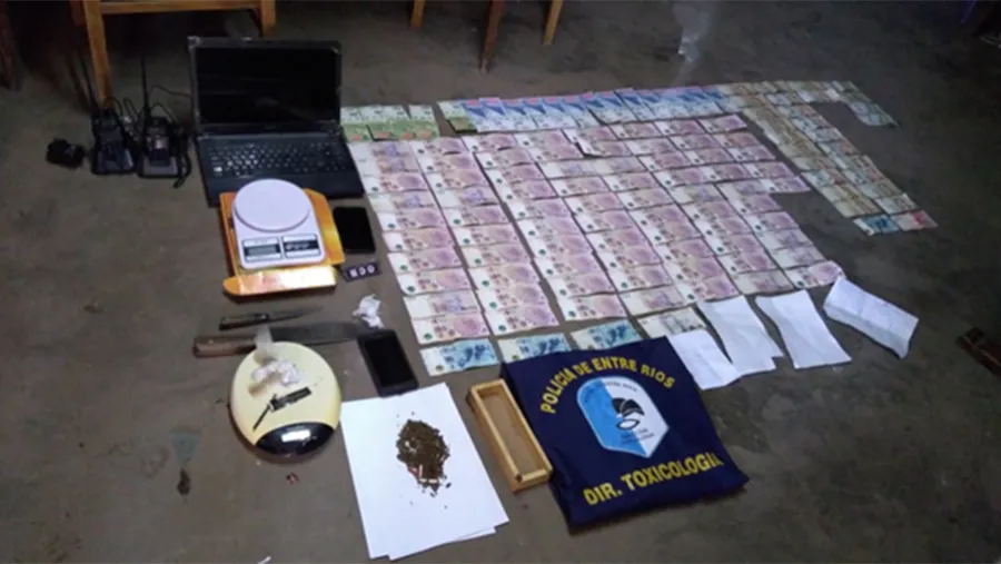 Se secuestraron cocaína y marihuana, hubo tres detenidos y 88 personas identificadas en la causa. Se secuestraron cocaína y marihuana, hubo tres detenidos y 88 personas identificadas en la causa.