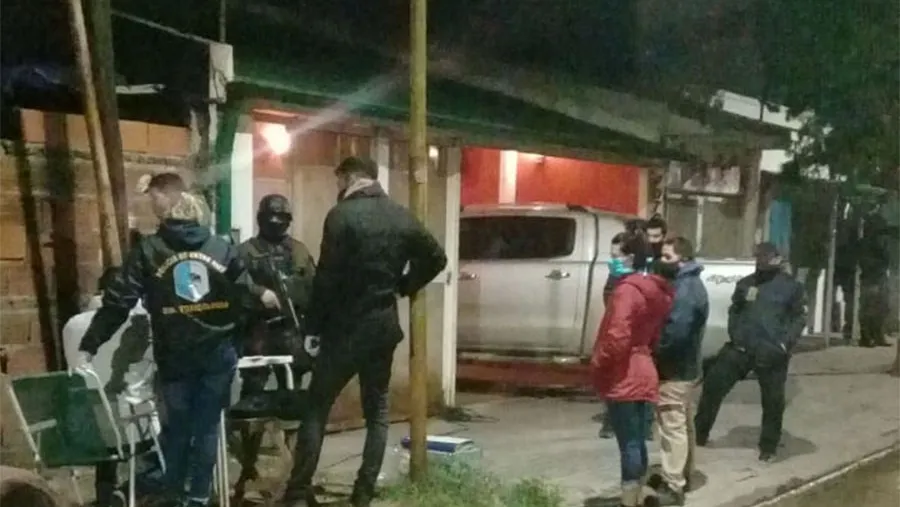 En el allanamiento de anoche se logró la detención de otras tres personas, presuntamente ligada a la red de venta al menudeo de drogas que lideraban los hermanos Torres en Gualeguaychú. En el allanamiento de anoche se logró la detención de otras tres personas, presuntamente ligada a la red de venta al menudeo de drogas que lideraban los hermanos Torres en Gualeguaychú.