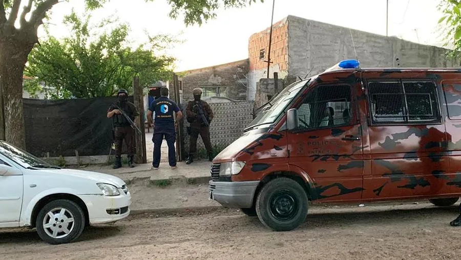 Los allanamientos se realizaron en dos viviendas y se detuvieron a dos hombres y hay un tercero identificado que tiene pedido de captura. Los allanamientos se realizaron en dos viviendas y se detuvieron a dos hombres y hay un tercero identificado que tiene pedido de captura.