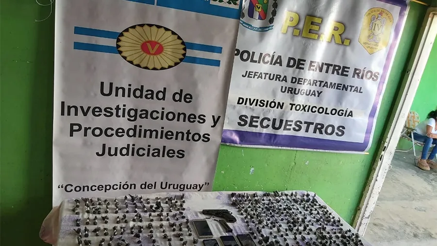 Drogas, armas y rodados se secuestraron ayer en procedimientos vinculados por narcomenudeo en Concepción del Uruguay. Drogas, armas y rodados se secuestraron ayer en procedimientos vinculados por narcomenudeo en Concepción del Uruguay.