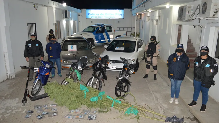 En los nueve allanamientos se secuestraron vehículos, drogas y otros elementos de interés para la causa por comercializar estupefaciente en menor escala. En los nueve allanamientos se secuestraron vehículos, drogas y otros elementos de interés para la causa por comercializar estupefaciente en menor escala.