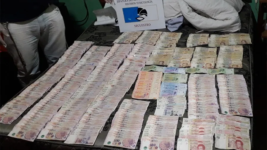 En el barrio Puerto Viejo de Paraná se realizaron 14 allanamientos, hubo cuatro personas detenidas y se secuestró drogas y dinero en efectivo. En el barrio Puerto Viejo de Paraná se realizaron 14 allanamientos, hubo cuatro personas detenidas y se secuestró drogas y dinero en efectivo.