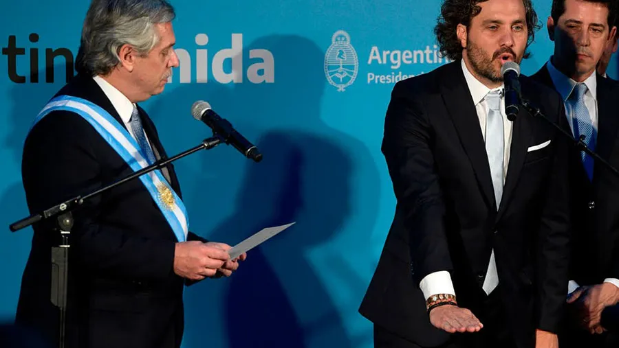Alberto Fernández le toma juramento a su jefe de ministros, Santiago Cafiero. Alberto Fernández le toma juramento a su jefe de ministros, Santiago Cafiero.
