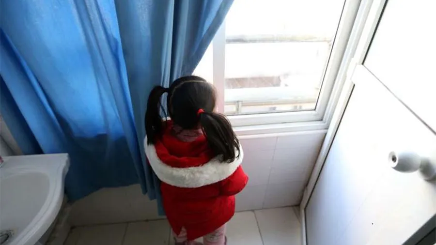 Innumerables niños y niñas no pueden ir a la escuela por el coronavirus y deben enfrentar esta cuarentena conviviendo con el adulto agresor. Innumerables niños y niñas no pueden ir a la escuela por el coronavirus y deben enfrentar esta cuarentena conviviendo con el adulto agresor.