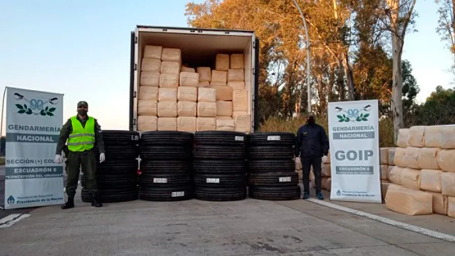 Frustraron el contrabando de 20 neumáticos que iban ocultos en viruta de madera Frustraron el contrabando de 20 neumáticos que iban ocultos en viruta de madera