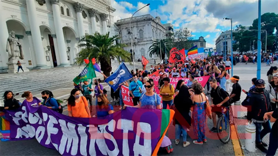 Marcharon en Paraná contra la violencia hacia las mujeres Marcharon en Paraná contra la violencia hacia las mujeres
