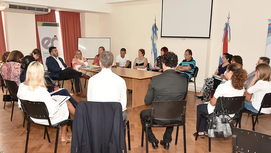 En el encuentro participaron representantes de los Ministerios de Desarrollo Social, Salud y de Gobierno; del Poder Judicial; del Consejo General de Educación (CGE); de la Policía de Entre Ríos; y ONGs. En el encuentro participaron representantes de los Ministerios de Desarrollo Social, Salud y de Gobierno; del Poder Judicial; del Consejo General de Educación (CGE); de la Policía de Entre Ríos; y ONGs.