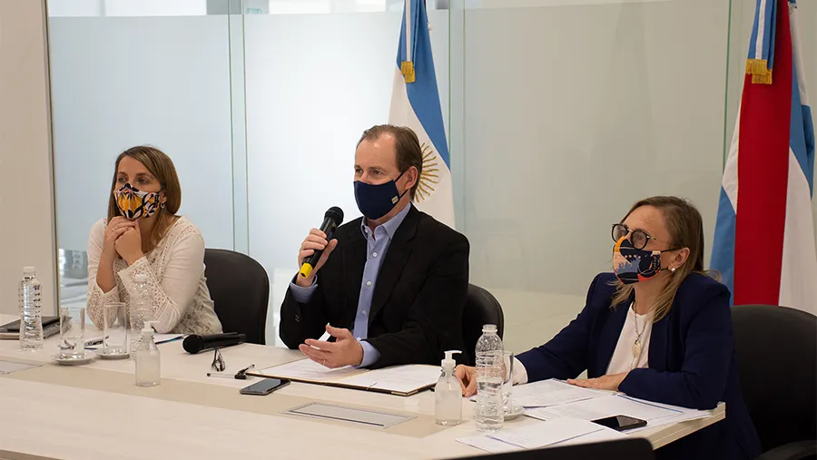 El gobernador Gustavo Bordet junto a la vicegobernadora, Laura Stratta; y la ministra de Desarrollo Social, Marisa Paira. El gobernador Gustavo Bordet junto a la vicegobernadora, Laura Stratta; y la ministra de Desarrollo Social, Marisa Paira.