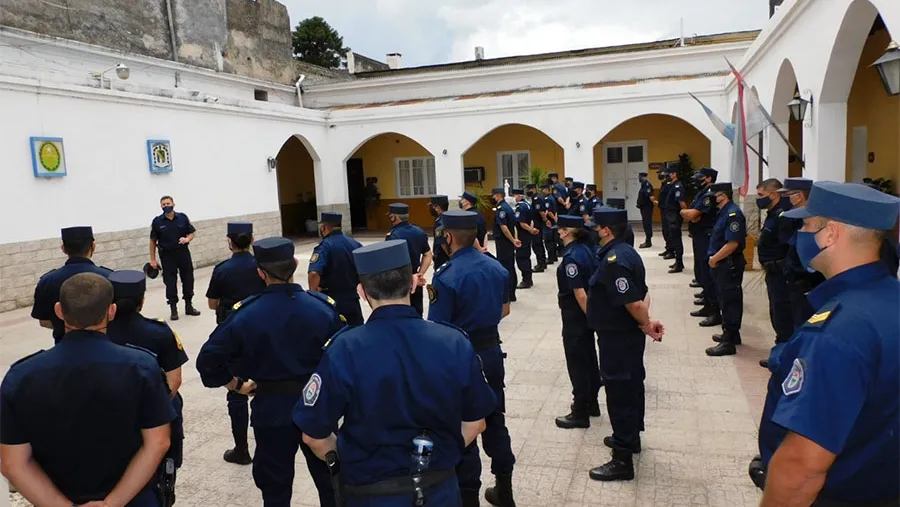 Ayer a las 14 en el patio de la Jefatura Departamental de Policía de Gualeguaychú, se realizó el lanzamiento del operativo de Seguridad Feriado del Carnaval. Ayer a las 14 en el patio de la Jefatura Departamental de Policía de Gualeguaychú, se realizó el lanzamiento del operativo de Seguridad Feriado del Carnaval.
