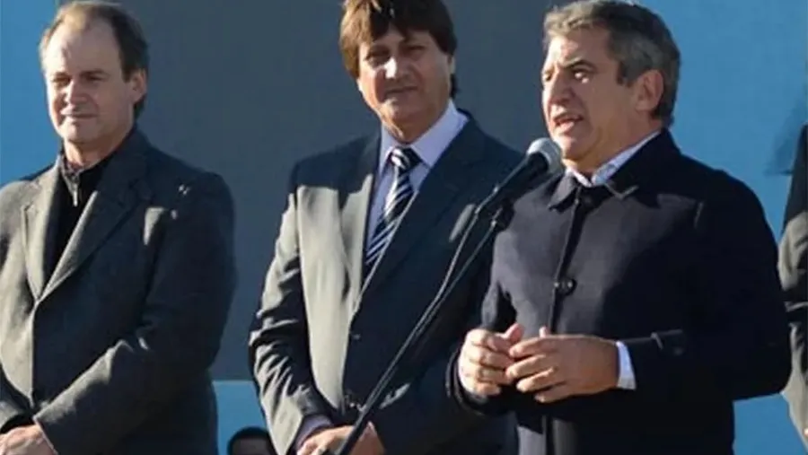 Pablo Martínez, flanqueado por Gustavo Bordet y Sergio Urribarri. Pablo Martínez, flanqueado por Gustavo Bordet y Sergio Urribarri.