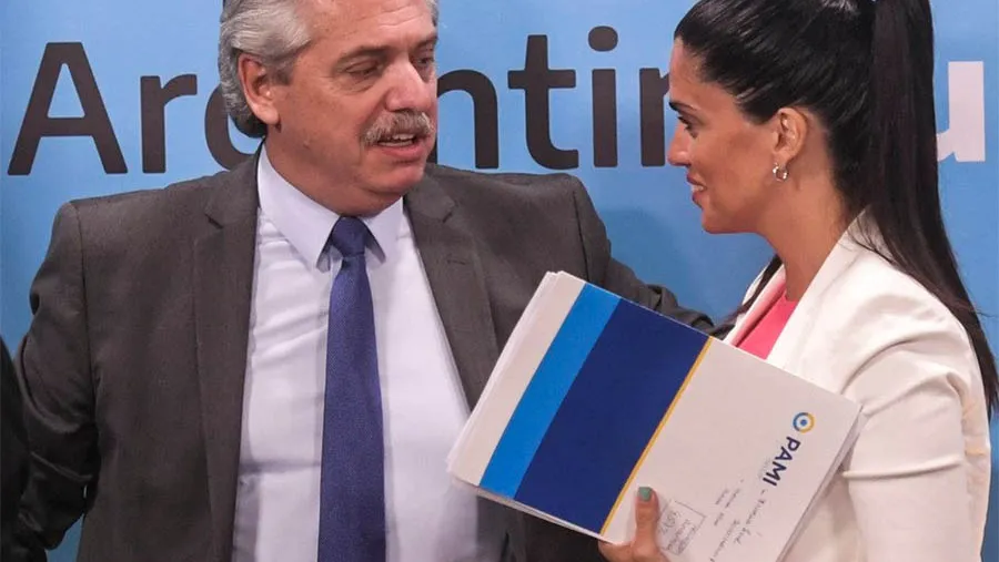 El Presidente Alberto Fernández junto a la titular del PAMI Luana Volnovich. El Presidente Alberto Fernández junto a la titular del PAMI Luana Volnovich.