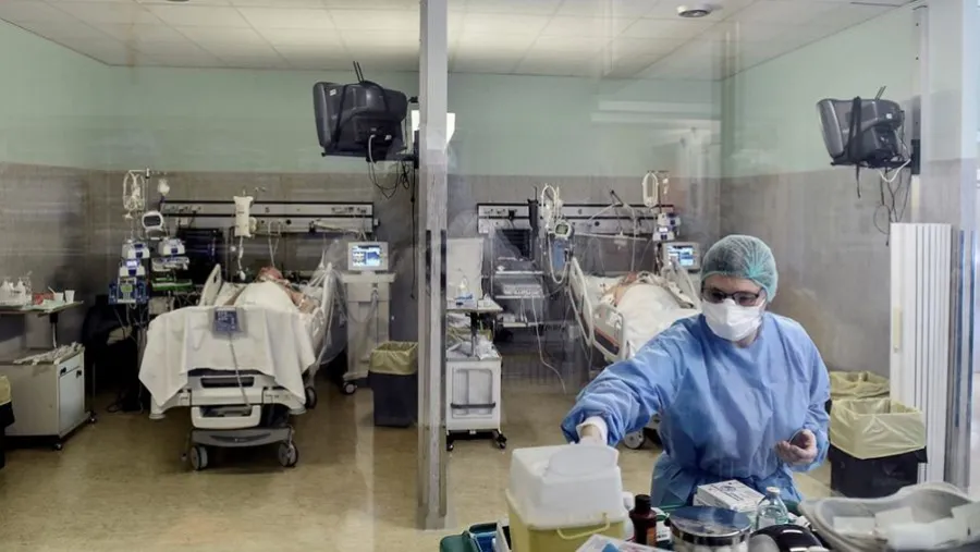 Este viernes se registró un récord mundial de más de 150 mil casos diarios en Estados Unidos, aunque con señales de mejoría en varios países de Europa a fuerza de confinamientos y toques de queda. Este viernes se registró un récord mundial de más de 150 mil casos diarios en Estados Unidos, aunque con señales de mejoría en varios países de Europa a fuerza de confinamientos y toques de queda.