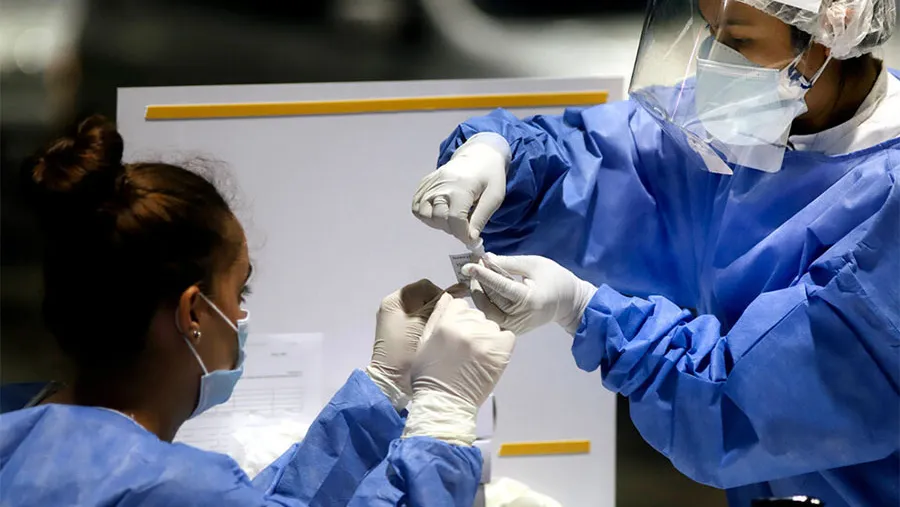 El Ministerio de Salud de la Nación confirmó que en las últimas 24 horas el número total de contagios fue de 9.803, en tanto que los fallecimientos se ubican en 89 personas. El Ministerio de Salud de la Nación confirmó que en las últimas 24 horas el número total de contagios fue de 9.803, en tanto que los fallecimientos se ubican en 89 personas.