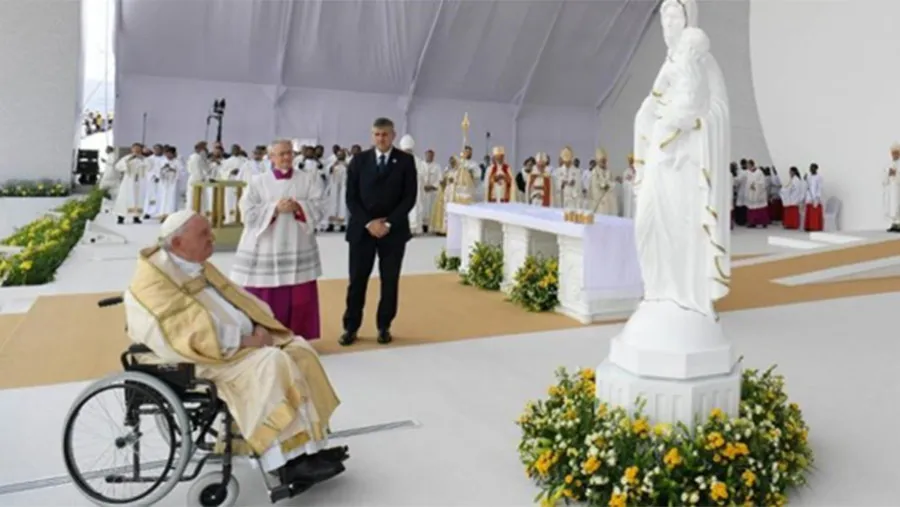 Francisco presidió este sábado una misa en el Estadio Nacional de Bahréin en la que instó a los fieles a romper las cadenas del mal y romper la espiral de violencia amando a todos, siempre. Francisco presidió este sábado una misa en el Estadio Nacional de Bahréin en la que instó a los fieles a romper las cadenas del mal y romper la espiral de violencia amando a todos, siempre.