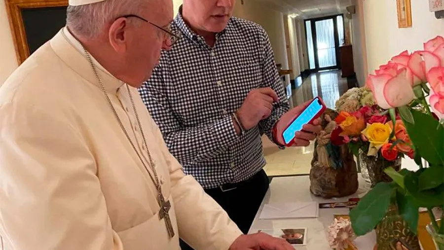 El Papa recibió a Cruz y otras dos víctimas de abusos sexuales del clero chileno en su residencia en Casa Santa Marta. El Papa recibió a Cruz y otras dos víctimas de abusos sexuales del clero chileno en su residencia en Casa Santa Marta.