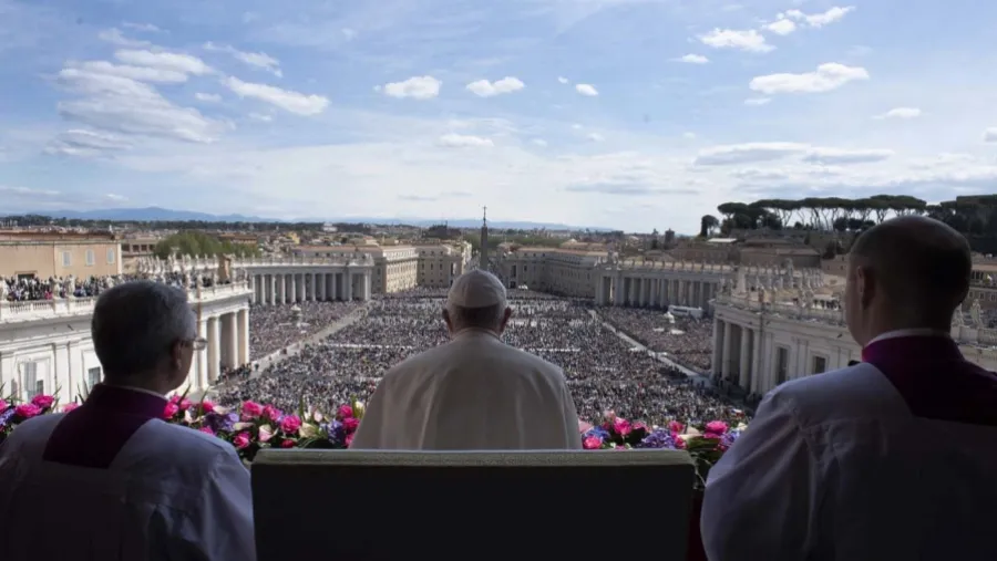 Unas 100 mil personas se congregaron en el Vaticano. Unas 100 mil personas se congregaron en el Vaticano.