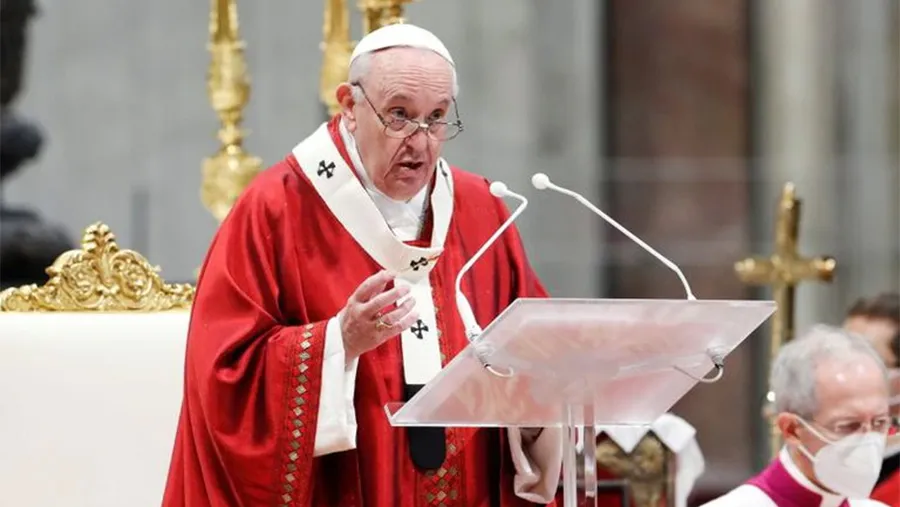 Imagen de archivo del papa Francisco presidiendo la misa de Pentecostés en la Basílica de San Pedro en El Vaticano. Imagen de archivo del papa Francisco presidiendo la misa de Pentecostés en la Basílica de San Pedro en El Vaticano.
