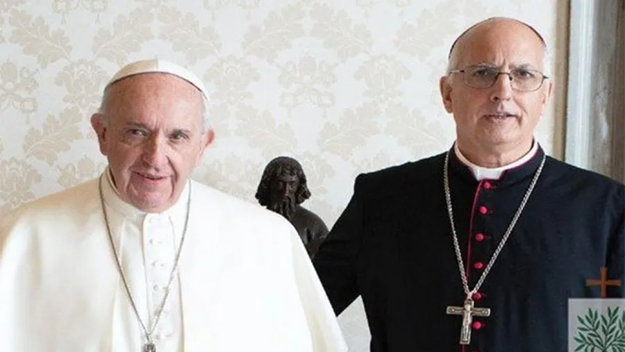 El Papa Francisco junto al obispo castrense Santiago Olivera. El Papa Francisco junto al obispo castrense Santiago Olivera.