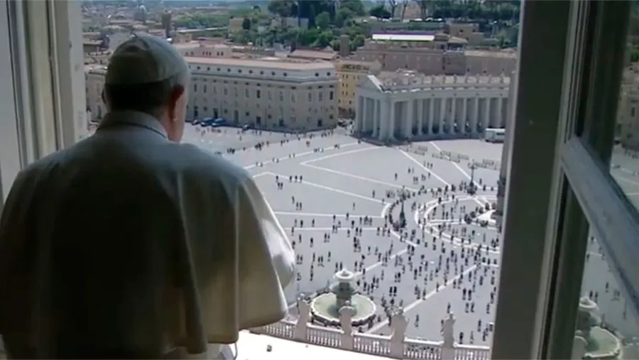 Con pedido de uso de barbijos y la obligatoriedad de higiniezarse las manos para entrar, más de un centenar de fieles siguió desde la plaza vaticana, a través de pantallas, la oración dominical del papa Francisco. Con pedido de uso de barbijos y la obligatoriedad de higiniezarse las manos para entrar, más de un centenar de fieles siguió desde la plaza vaticana, a través de pantallas, la oración dominical del papa Francisco.