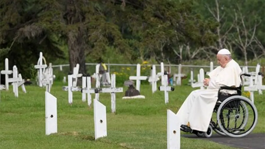 El papa Francisco utilizó por primera vez una silla de ruedas para la mayoría de sus desplazamientos en Canadá, donde viajó para pedir perdón a los pueblos originarios de ese país. El papa Francisco utilizó por primera vez una silla de ruedas para la mayoría de sus desplazamientos en Canadá, donde viajó para pedir perdón a los pueblos originarios de ese país.