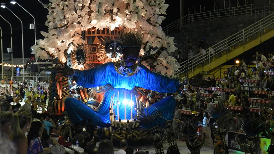 Papelitos (Club Juventud Unida) inauguró la tercera fecha del Carnaval del País con casi 14 mil espectadores en el Corsódromo. Papelitos (Club Juventud Unida) inauguró la tercera fecha del Carnaval del País con casi 14 mil espectadores en el Corsódromo.