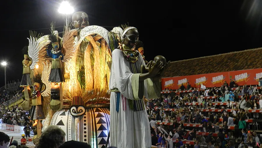 La comparsa Papelitos (Club de Pescadores) será la encargada de abrir la octava noche en el Corsódromo “José Luis Gestro” e inaugurar el fin de semana extra largo por el feriado de Carnaval. La comparsa Papelitos (Club de Pescadores) será la encargada de abrir la octava noche en el Corsódromo “José Luis Gestro” e inaugurar el fin de semana extra largo por el feriado de Carnaval.