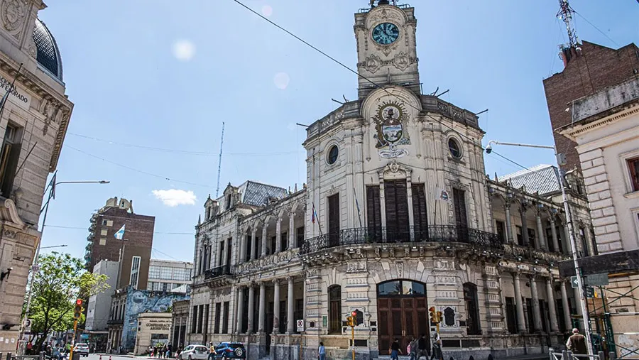 La Municipalidad de Paraná denunció ante la Justicia que se divisó una bandera con una cruz esvástica -o nazi- colgada en un paredón ubicado en calle Osinalde y Nicaragua de la capital provincial. La Municipalidad de Paraná denunció ante la Justicia que se divisó una bandera con una cruz esvástica -o nazi- colgada en un paredón ubicado en calle Osinalde y Nicaragua de la capital provincial.