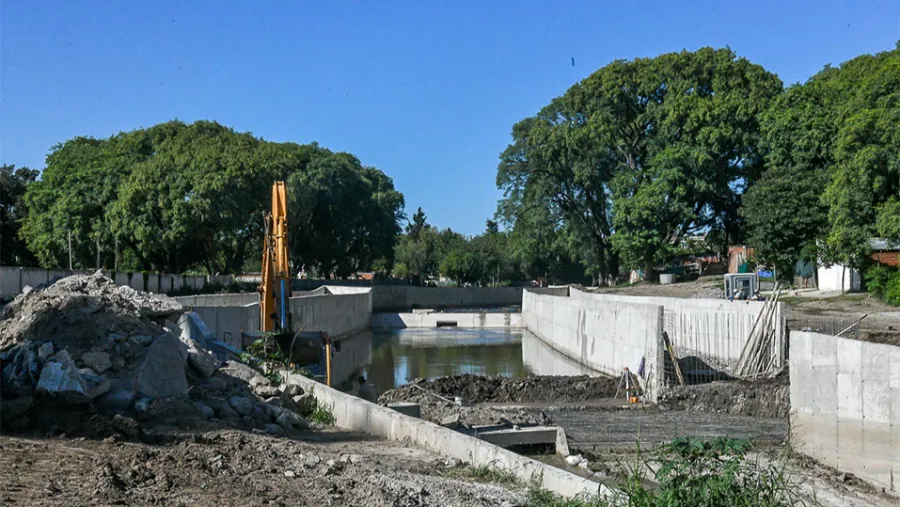La obra además de solucionar un histórico problema de saneamiento del agua, generará beneficios ambientales, turísticos y urbanos con un nuevo espacio de disfrute para los vecinos. La obra además de solucionar un histórico problema de saneamiento del agua, generará beneficios ambientales, turísticos y urbanos con un nuevo espacio de disfrute para los vecinos.