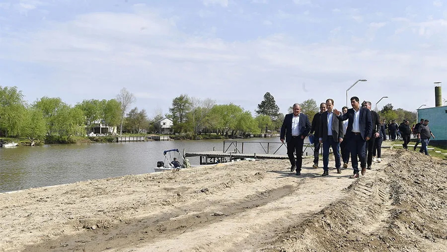 El gobernador recorrió la zona y anunció la pavimentación del acceso a Villa Paranacito que contará con un presupuesto de casi 820 millones de pesos. El gobernador recorrió la zona y anunció la pavimentación del acceso a Villa Paranacito que contará con un presupuesto de casi 820 millones de pesos.