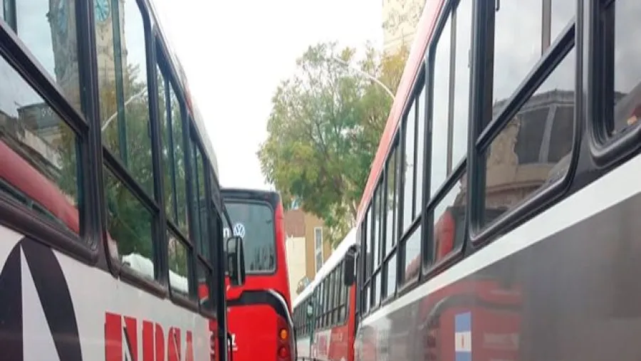 En el marco del paro, decenas de colectivos bloquearon las calles del centro En el marco del paro, decenas de colectivos bloquearon las calles del centro