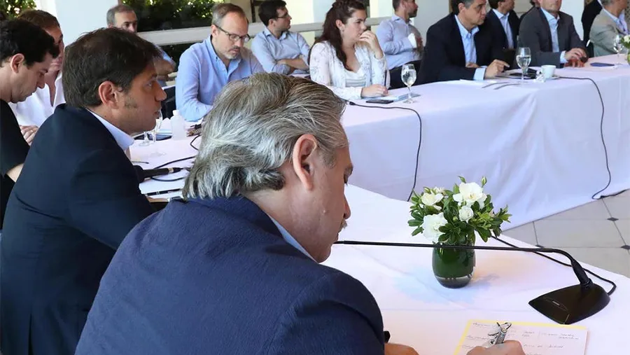 El Gobierno distribuyó cien mil millones de pesos a través de partidas destinadas a bonos, pagos extras y ATN; y el segmento de créditos y obras aún está demorado. El Gobierno distribuyó cien mil millones de pesos a través de partidas destinadas a bonos, pagos extras y ATN; y el segmento de créditos y obras aún está demorado.