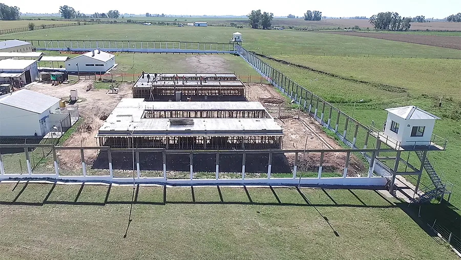 La UP 9 tiene capacidad para 250 internos, “pero con la construcción de los cinco nuevos pabellones, dos en construcción y tres próximos a licitarse, se ampliará a 1.400 internos”. La UP 9 tiene capacidad para 250 internos, “pero con la construcción de los cinco nuevos pabellones, dos en construcción y tres próximos a licitarse, se ampliará a 1.400 internos”.