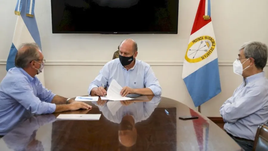 Perotti firmó el decreto que declara la emergencia agropecuaria en Santa Fe Perotti firmó el decreto que declara la emergencia agropecuaria en Santa Fe