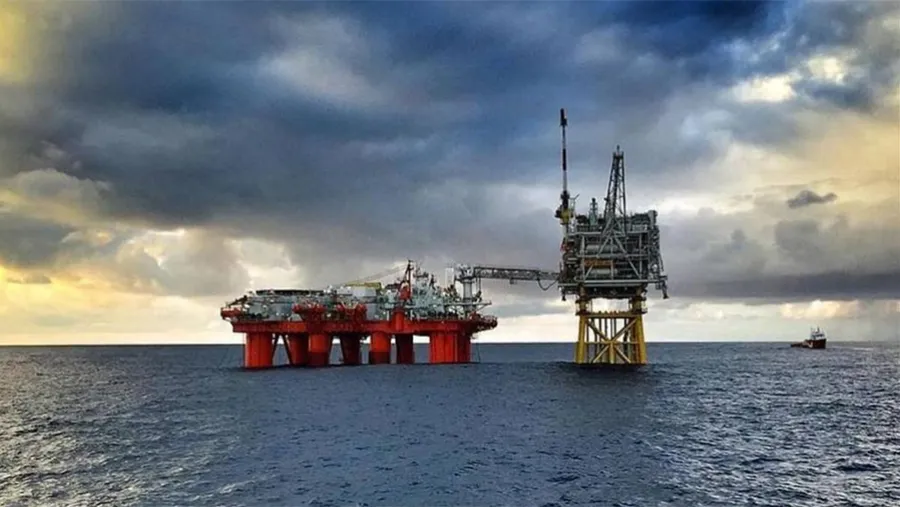 La Justicia frenó por el momento las tareas de exploración por parte de la petrolera estatal noruega Equinor en el mar en busca de reservas de petróleo. La Justicia frenó por el momento las tareas de exploración por parte de la petrolera estatal noruega Equinor en el mar en busca de reservas de petróleo.