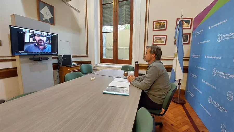 El intendente de Gualeguaychú, Esteban Martín Piaggio, expuso sobre los alcances de la hidrovía Paraguay-Paraná. El intendente de Gualeguaychú, Esteban Martín Piaggio, expuso sobre los alcances de la hidrovía Paraguay-Paraná.