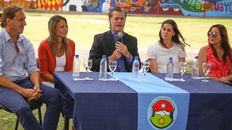 En el marco de la emergencia sanitaria por el coronavirus, y conociendo la realidad de diferentes sectores de la ciudad, el intendente y su gabinete decidieron realizar un aporte para potenciar la iniciativa y colaborar con la familia gualeguaychuense. En el marco de la emergencia sanitaria por el coronavirus, y conociendo la realidad de diferentes sectores de la ciudad, el intendente y su gabinete decidieron realizar un aporte para potenciar la iniciativa y colaborar con la familia gualeguaychuense.