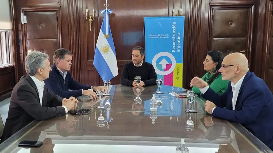 A través de un acta de entendimiento, la Nación articulará acciones para concretar el monitoreo del aire en el marco de la contaminación que la pastera UPM Botnia genera en Gualeguaychú y sus alrededores. A través de un acta de entendimiento, la Nación articulará acciones para concretar el monitoreo del aire en el marco de la contaminación que la pastera UPM Botnia genera en Gualeguaychú y sus alrededores.