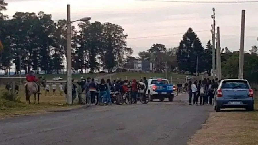 En la zona del Club Gimnasia de Concepción del Uruguay se organizan “picados” de fútbol, violando la cuarentena. En la zona del Club Gimnasia de Concepción del Uruguay se organizan “picados” de fútbol, violando la cuarentena.