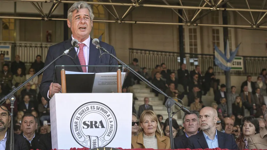 Nicolás Pino, presidente de la Sociedad Rural, criticó el “saqueo al campo”, pero extendió un crédito inicial del campo al nuevo ministro de Economía. Nicolás Pino, presidente de la Sociedad Rural, criticó el “saqueo al campo”, pero extendió un crédito inicial del campo al nuevo ministro de Economía.